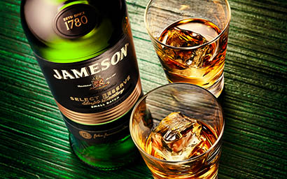 Glass Explorer of Jameson whisky bottle and serves