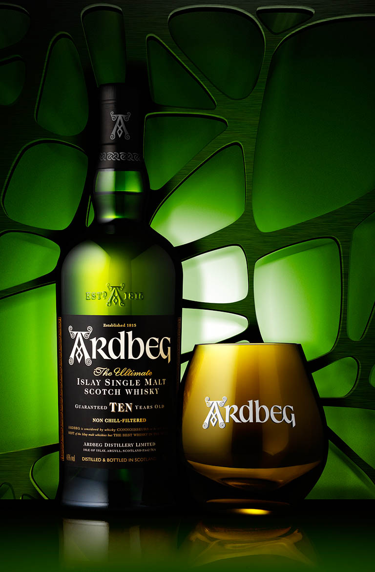 Packshot Factory - Bottle - Ardbeg whisky bottle and glas