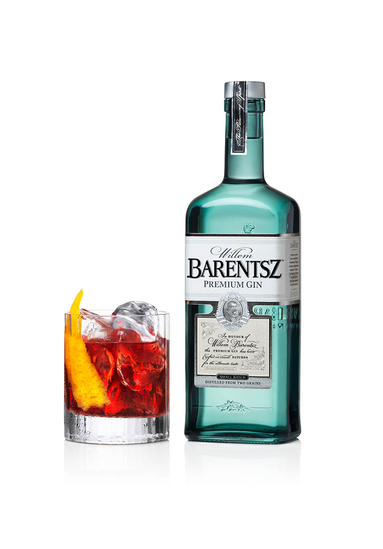 Packshot Factory - Cocktail - Barentsz gin bottle and serve