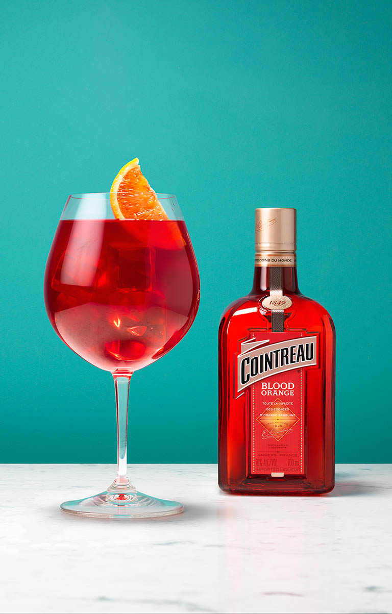 Packshot Factory - Cocktail - Cointreau Blood Orange bottle and cocktail serve