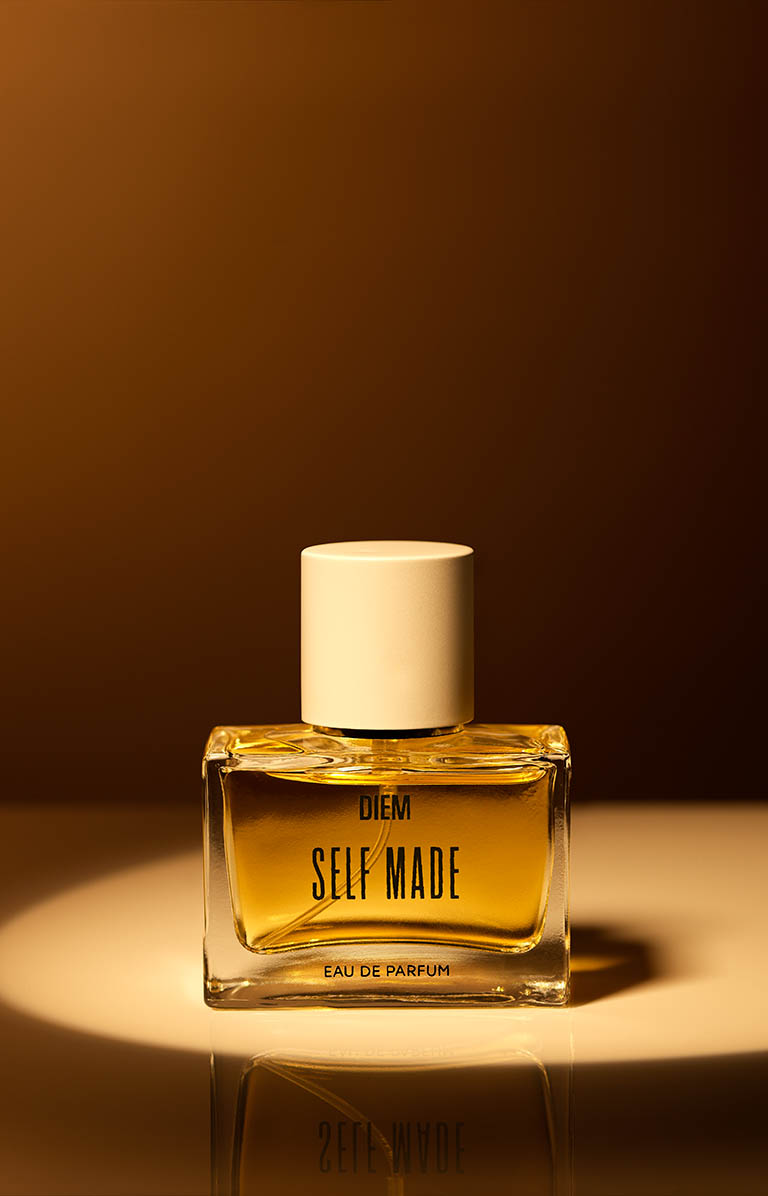 Packshot Factory - Coloured background - Diem Self Made Perfume Bottle