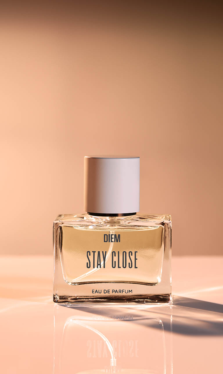 Packshot Factory - Coloured background - Diem Stay Close Perfume Bottle