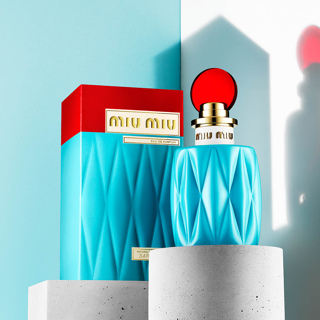 Packshot Factory - Coloured background - Miu Miu fragrance bottle