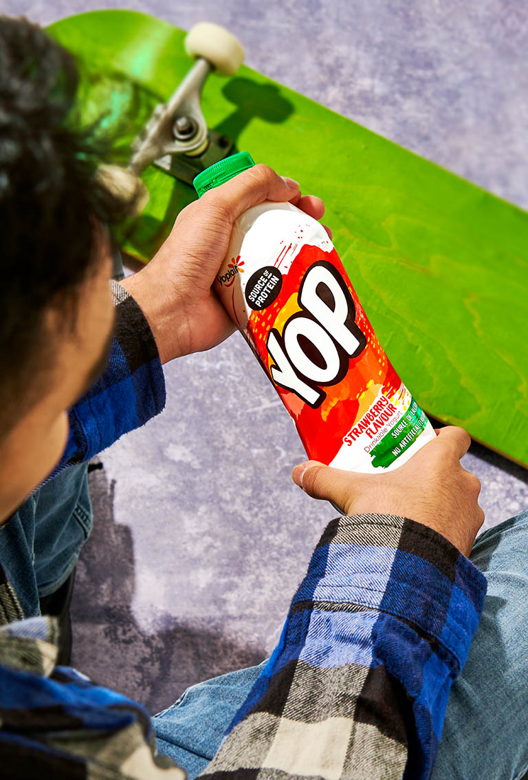 Packshot Factory - Coloured background - Yop Yoghurt Snack