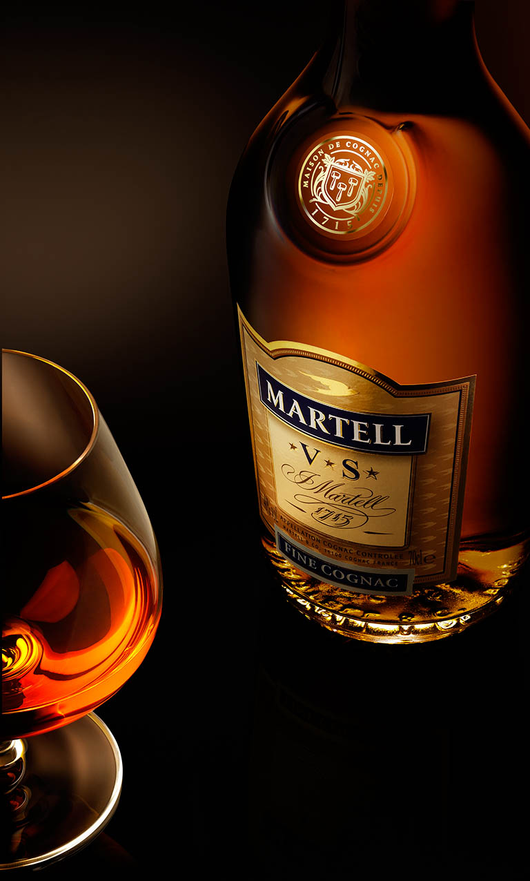 Packshot Factory - Glass - Martell VS Cognac and serve