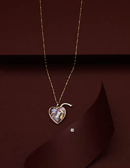 Pendant Explorer of Loquet London gold chain with heart pendant