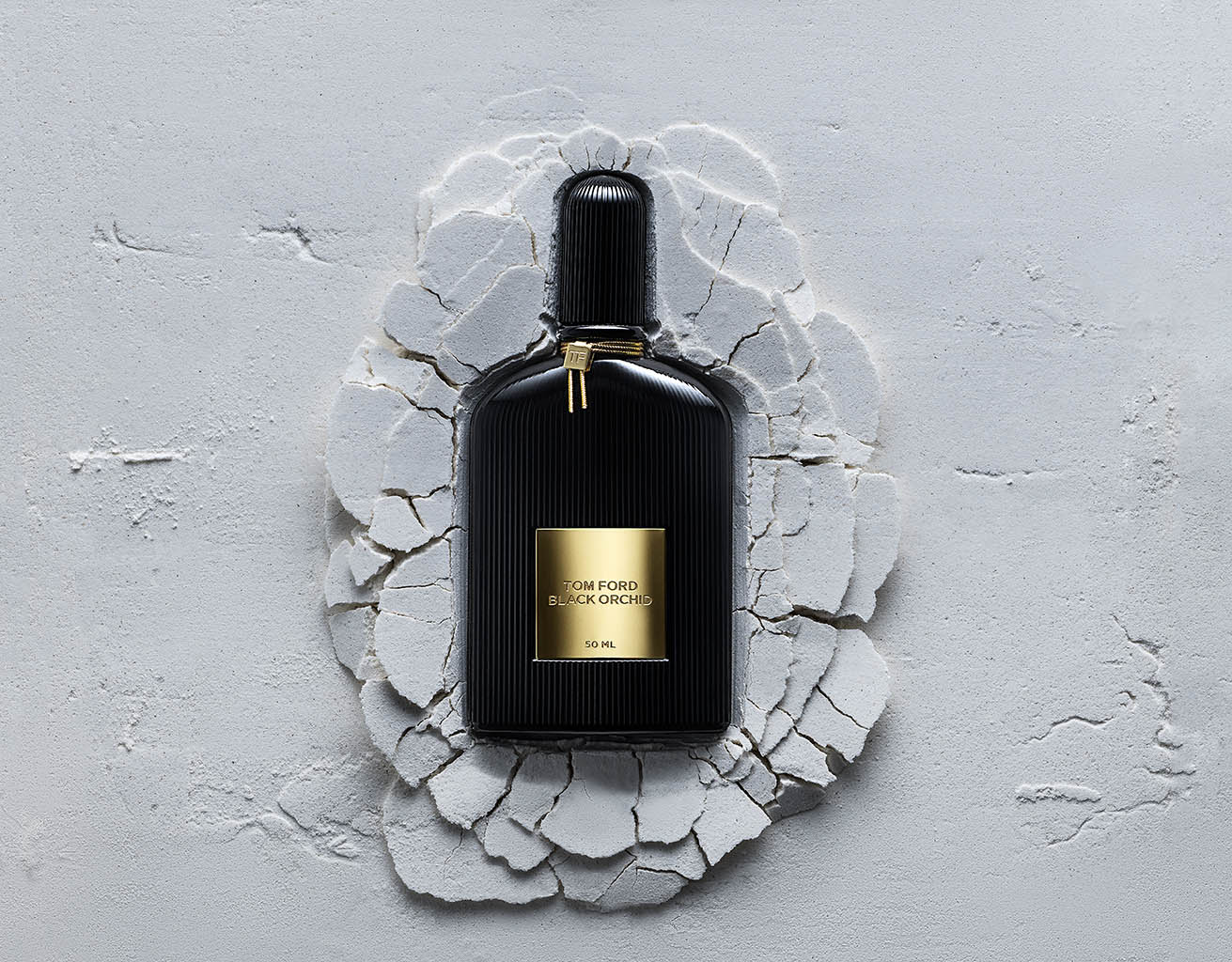 Packshot Factory - Powder - Tom Ford Black Orchid fragrance bottle