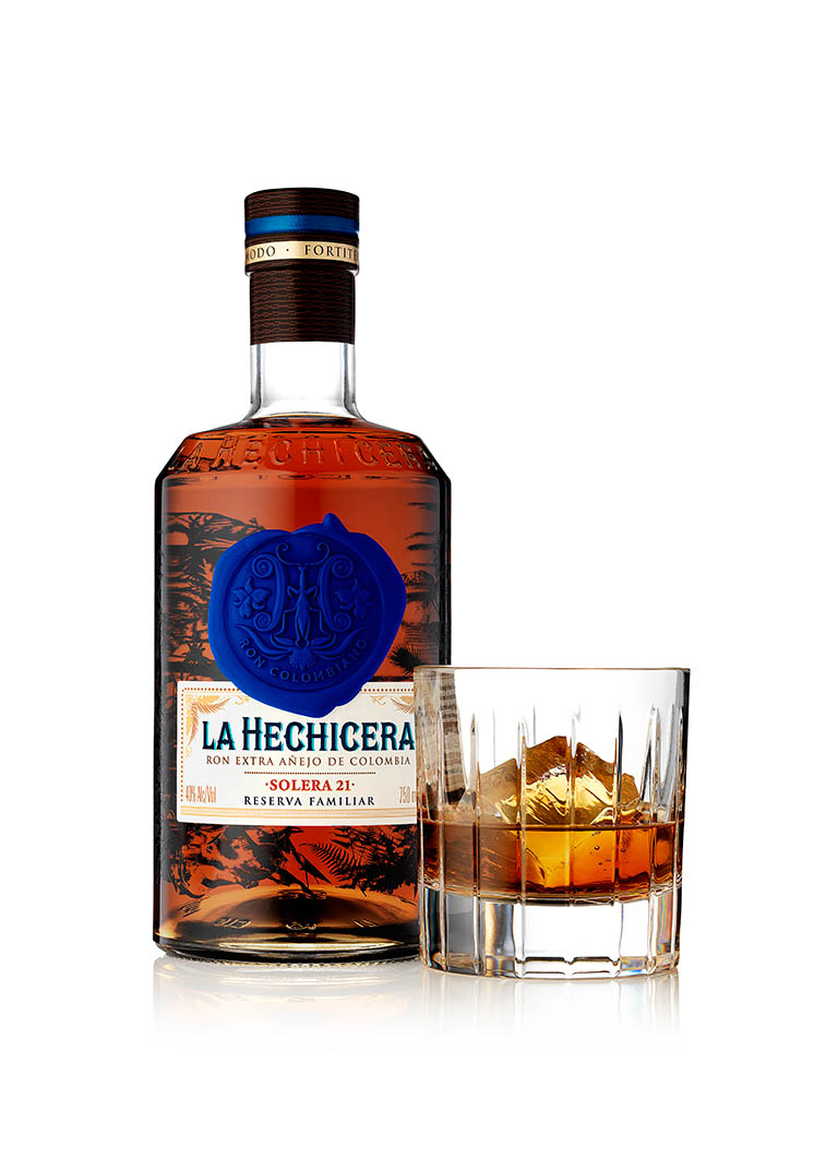 Packshot Factory - Serve - La Hechicera rum bottle and serve