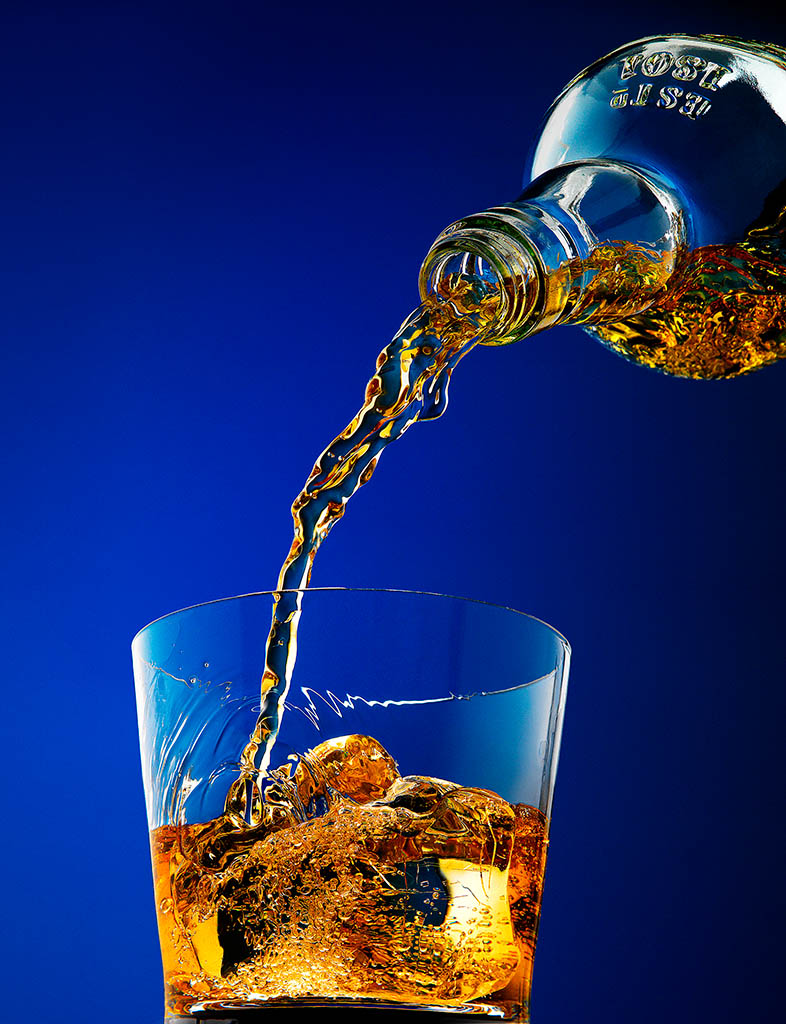 Packshot Factory - Serve - Whisky pour