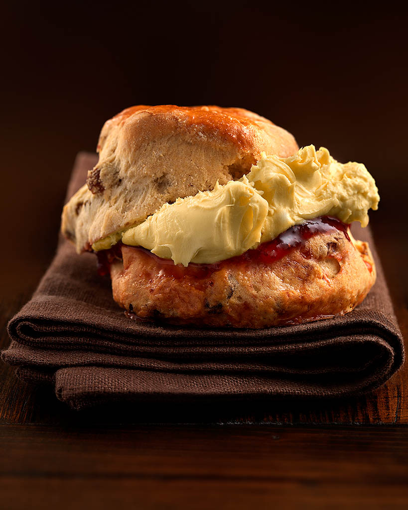 Packshot Factory - Snack - Scone with jam and cream